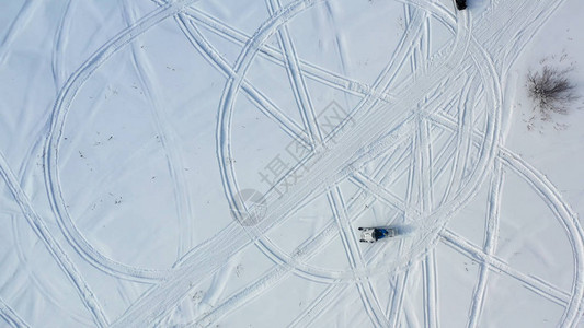 骑雪地摩托的顶视图录像阳光明媚的日子里图片