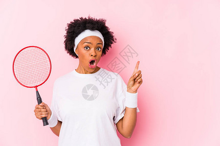 玩羽毛球的年轻非洲女孤立图片