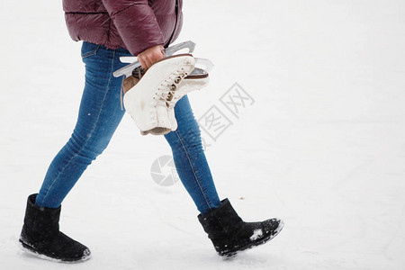 女孩手里拿着花样滑冰用的溜冰鞋图片