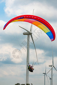 风力涡轮机和滑翔伞图片