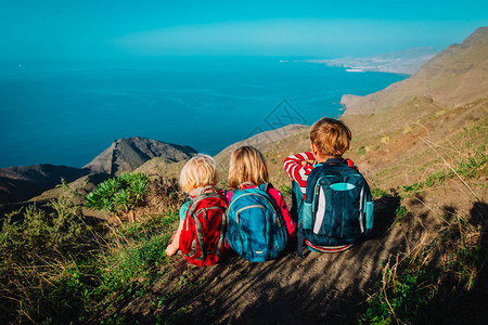 家庭旅行儿童男孩和女孩在海边的山区旅行西班牙加那利群岛的家图片