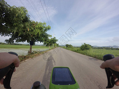 公路自行车沿路骑行图片