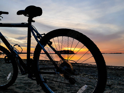 海滩上清晨的自行车休图片
