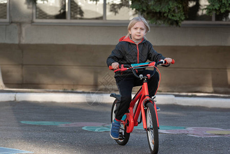 骑自行车的快乐男孩青少年骑自行车孩子骑图片