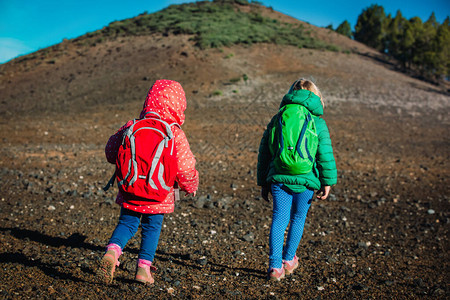女童在山区旅行家庭徒步出行在西班牙大图片