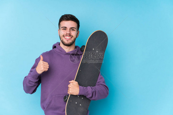 年轻的caucasian滑冰运动员将微笑和举起拇指的图片