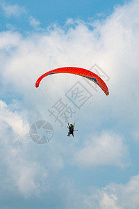 载人滑翔伞在蓝天飞翔背景图片