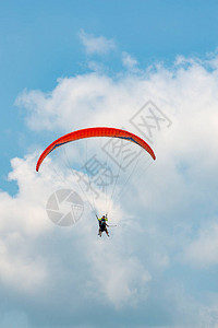 载人滑翔伞在蓝天飞翔图片
