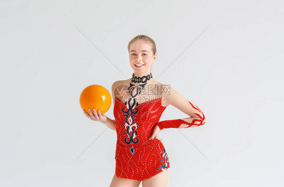 带着球的微笑体操女孩的肖像孤立图片