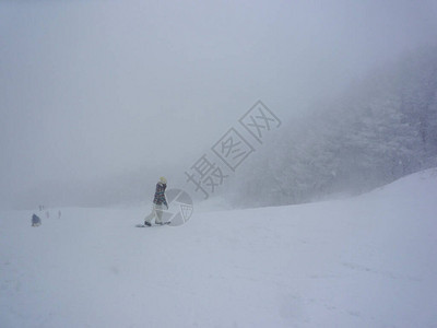 滑雪暴风雪图像的斜坡图片