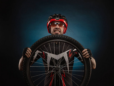 自行车头盔的家伙骑自行车的人有图片