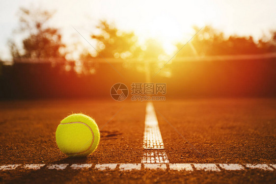 红土场上的网球设备图片