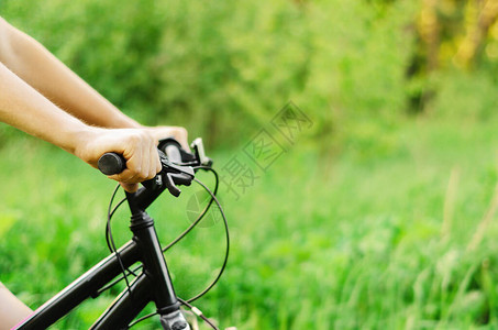 一个男人骑着山车在夏日森林路上图片