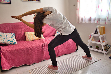 年轻妇女在起居室进行瑜伽和冥想图片