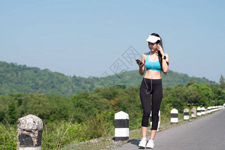 年轻的亚洲女人身材苗条图片