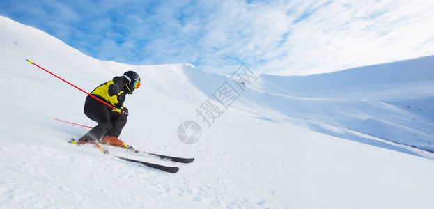 高山滑雪者在高山下坡滑雪图片