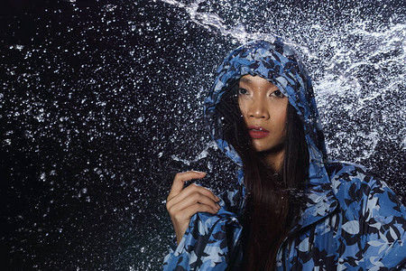 美丽的主动健身亚洲晒黑女蓝色雨衣图片