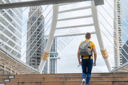 男运动男子正在现代城市图片