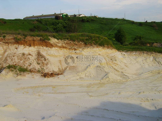 乌克兰哈尔科夫地区森林背景下的沙坑图片