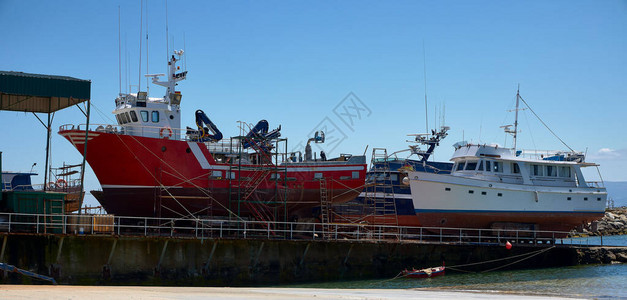 在渔港修理船只的造船厂图片