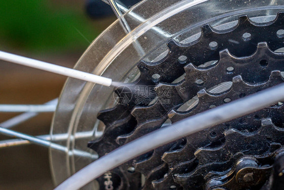 利用喷油洒来清洁和玻璃化自行车链和输油图片