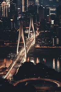 重庆市的桥梁和城市建筑晚图片