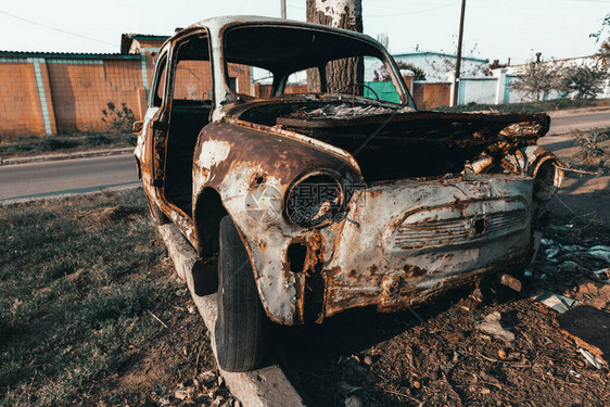 沙漠中生锈的旧车图片