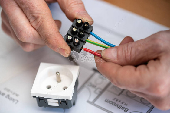 电工手在接线盒中连接电线图片