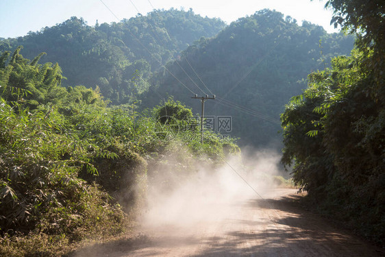 从老挝西北部看湄公河老挝怀赛村的一条土路图片