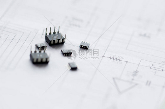 示意图背景上的电子零件微芯片晶体管集成电路电子路和电子板的设计连图片