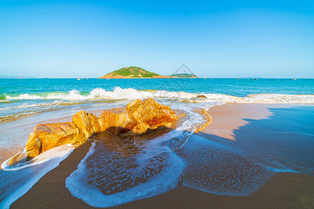 华丽的热带海滩绿松石透明水独特的岩石巨图片