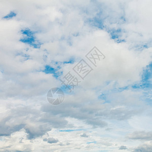美丽的天空和白色和灰色的云彩图片