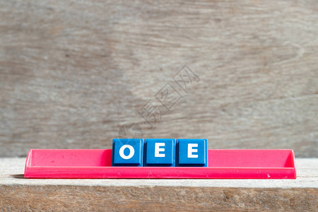 用OEEE字简化总体设备效力在红架上写有的纸质字母图片