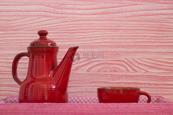 红茶壶和托盘及木图片