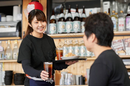 屋瓴一位日本女在餐厅工作的照片背景