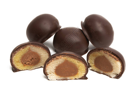 白色背景上孤立的圆形巧克力糖果盒配图片