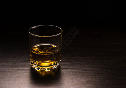 一杯威士忌餐桌的杯子图片