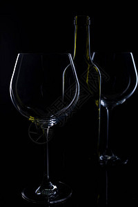 黑色背景的红酒和粉红葡萄酒杯Wine列表菜单关闭低键玻璃图片