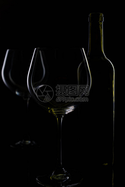 黑色背景的红酒和粉红葡萄酒杯Wine列表菜单关闭低键玻璃图片