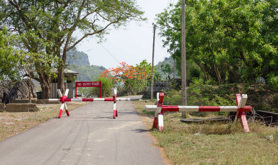 禁止进入有路障的道路图片