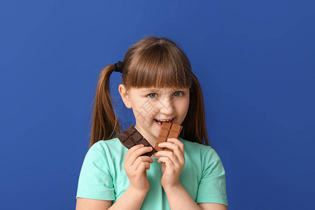 可爱的有趣的女孩巧克力图片