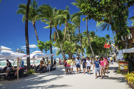 在2号车站的主要海滩繁忙店铺旅游者餐馆街上Boracay岛Pili图片