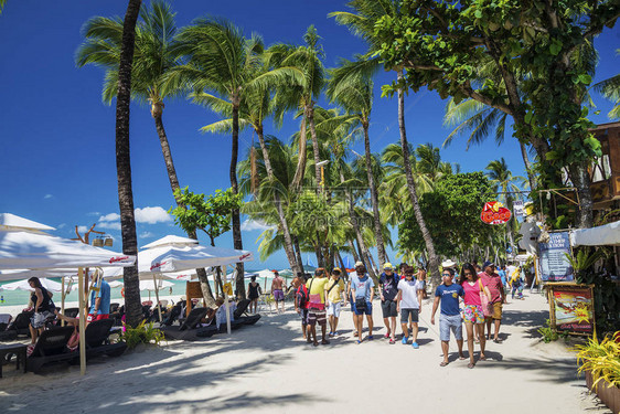 在2号车站的主要海滩繁忙店铺旅游者餐馆街上Boracay岛Pili图片