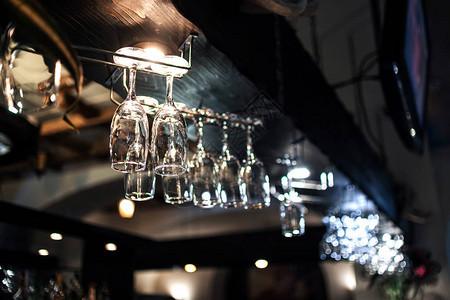 在餐厅酒吧的酒杯上空光闪亮图片