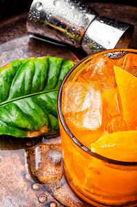 新鲜鸡尾酒加橙子和冰Fresh果图片