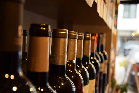 葡萄酒商店木架子上的酒瓶图片
