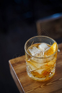 古老的鸡尾酒加波旁威士忌和威士忌在明灯图片