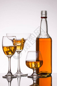 威士忌酒瓶和玻璃图片