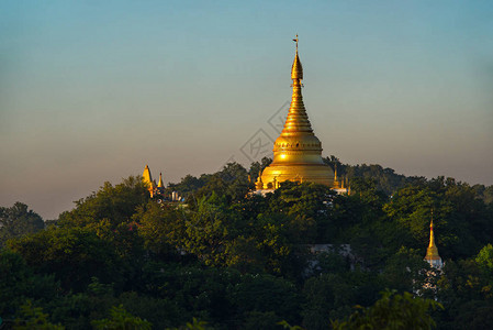 缅甸在伊洛瓦底河岸萨甘高山顶的一座神塔上图片