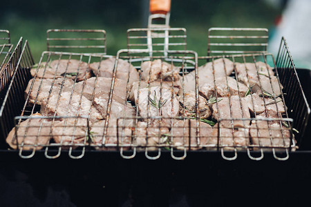 关闭BBQ烧烤设备室外准备的肉类B图片